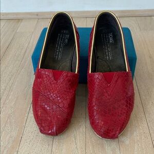 TOMS red faux reptile she with gold trim.